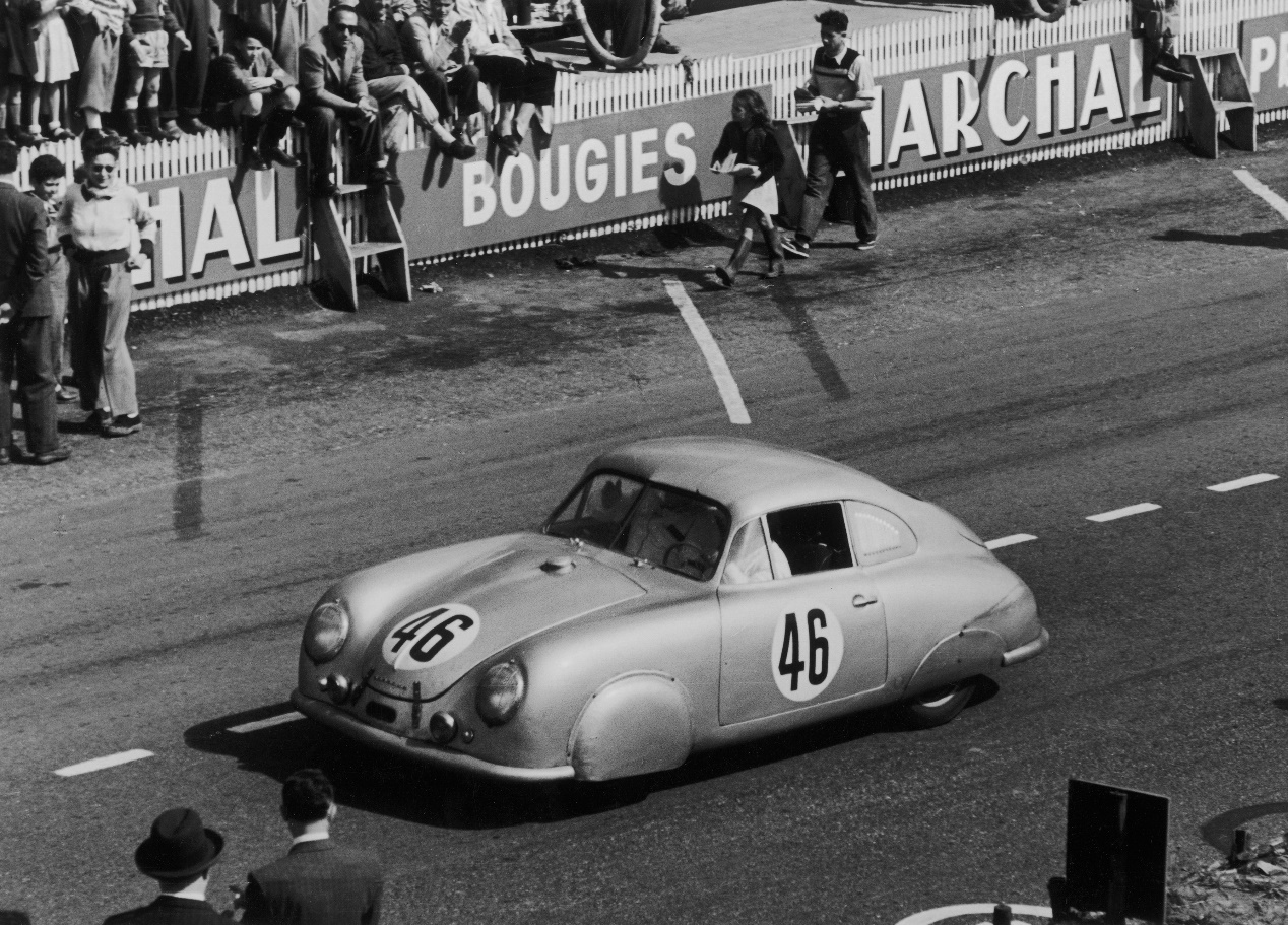 1951 年，保时捷首次参加勒芒，车手 Auguste Veuillet 和 Edmond Mouche 驾驶保时捷 356 SL 夺得 1.1 升组别冠军