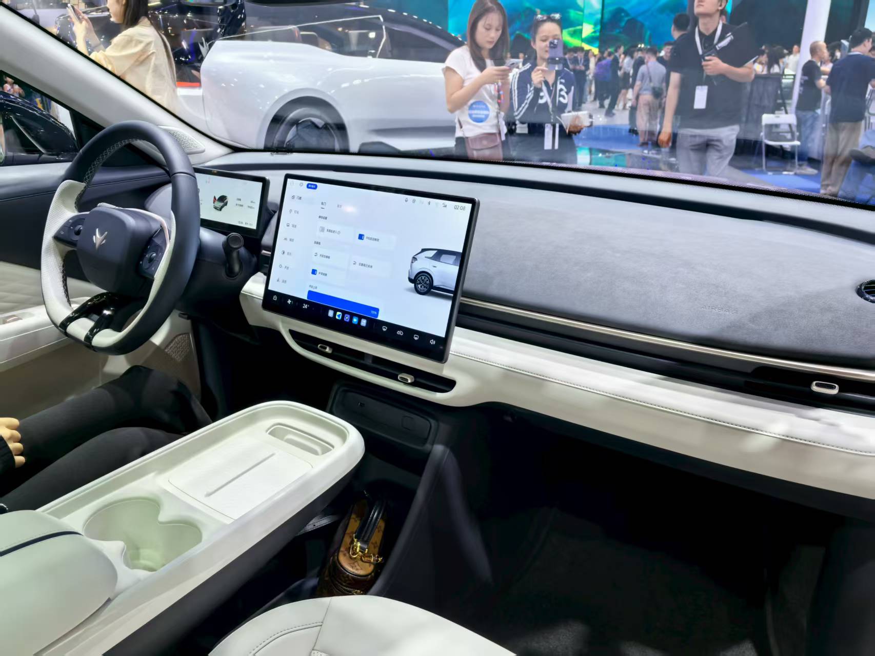 2025成都车展：极狐T1正式亮相