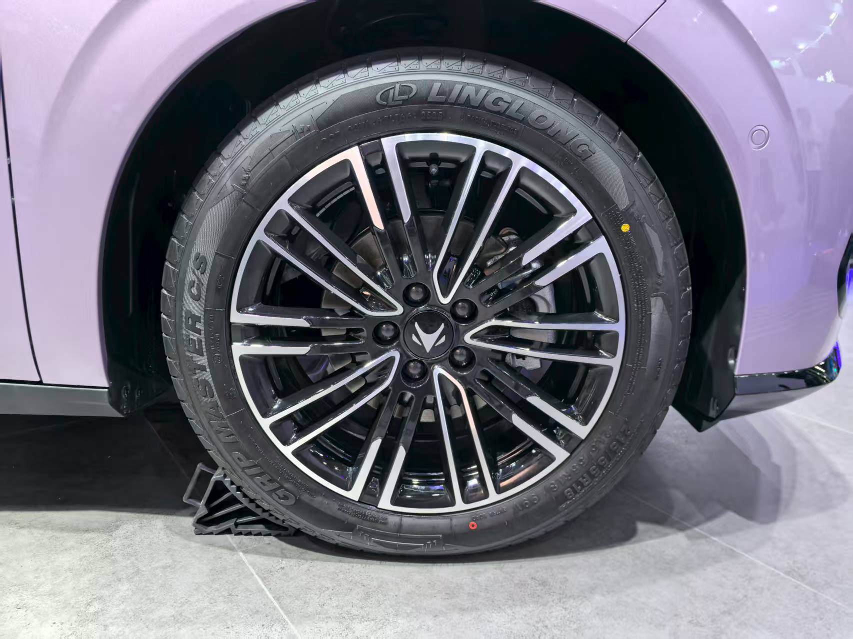 2025成都车展：极狐T1正式亮相