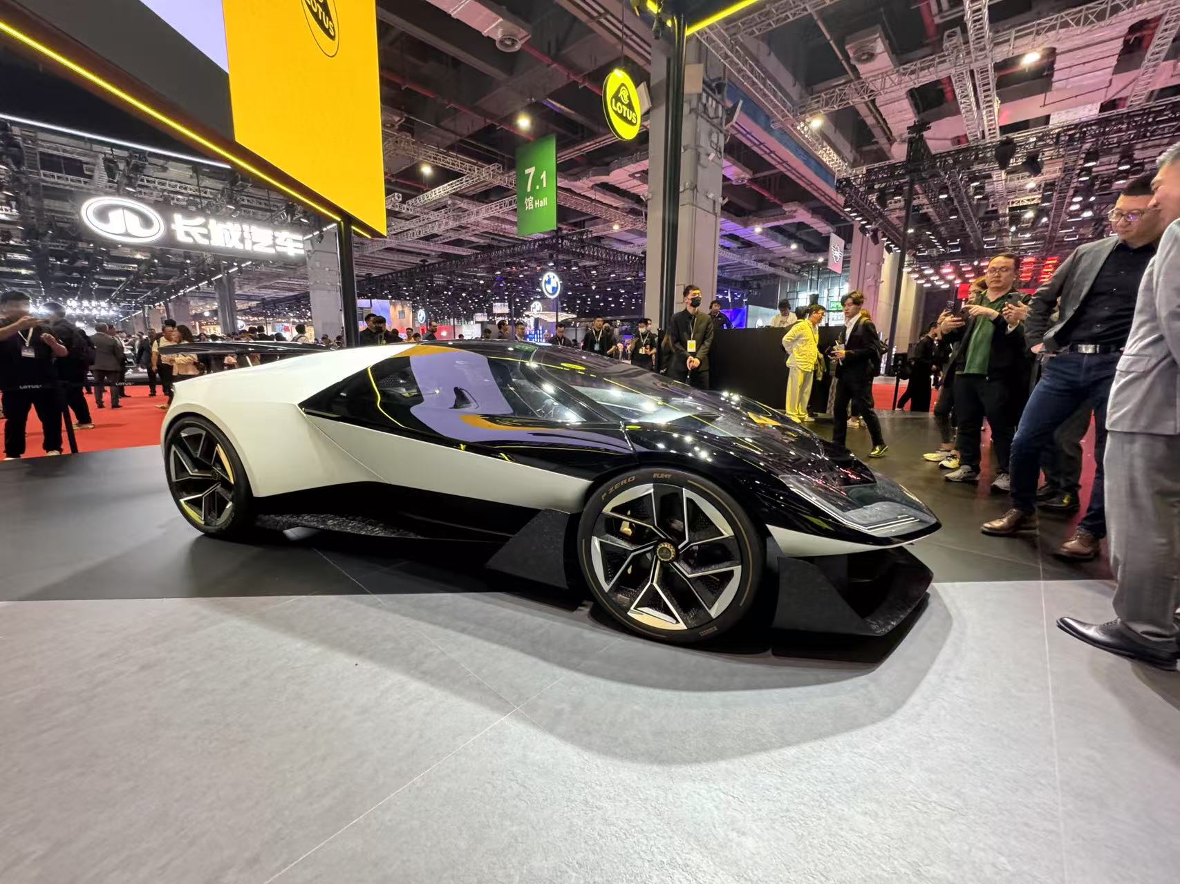 2025上海车展：莲花跑车技术与理念的深度融合