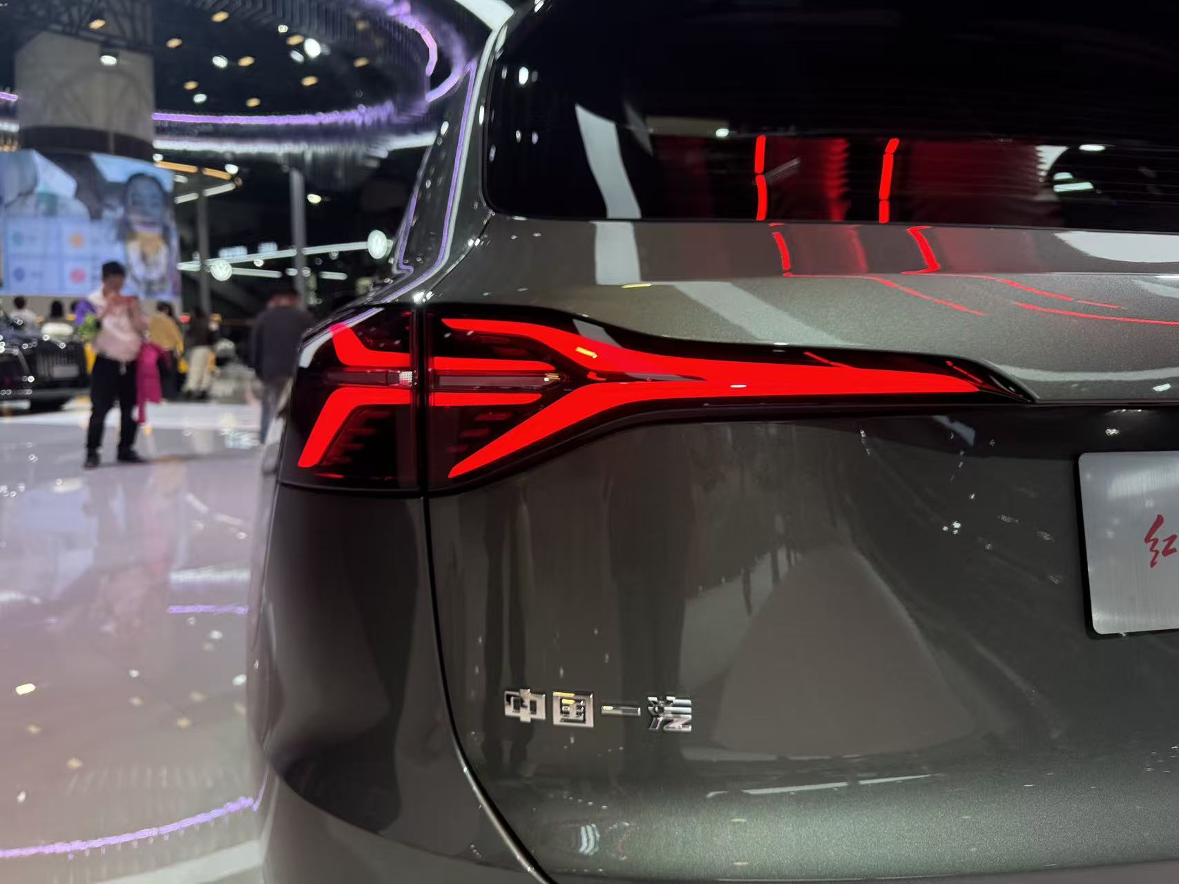 2025广州车展：红旗HS6 PHEV携东方美学亮相