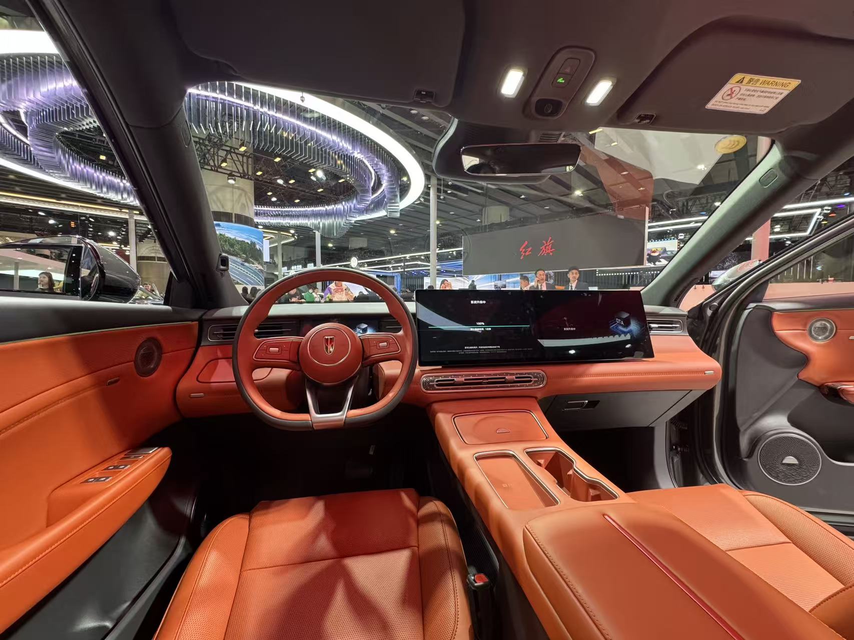 2025广州车展：红旗HS6 PHEV携东方美学亮相