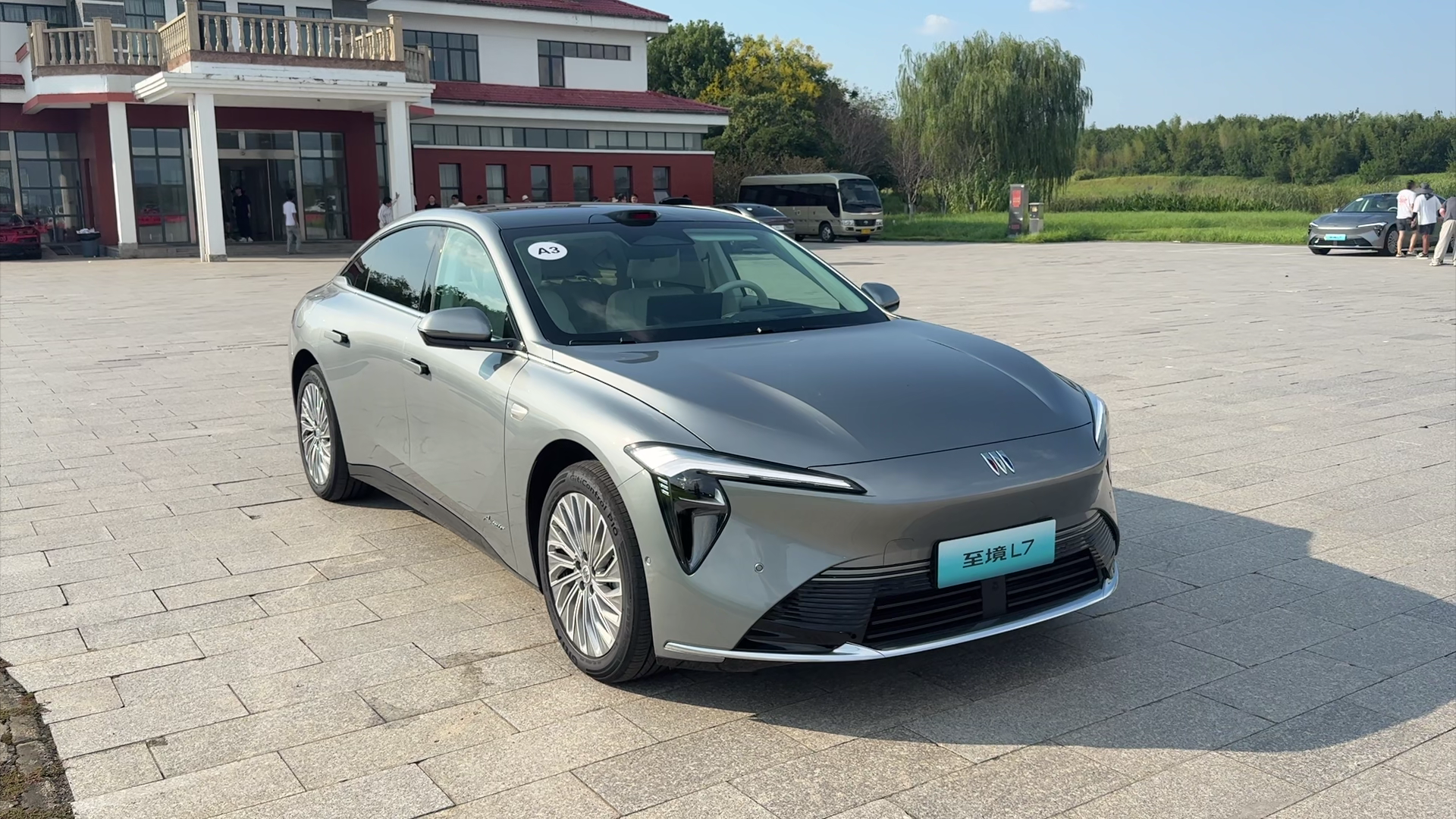 亏电状态百公里加速依旧猛 场地试驾至境L7