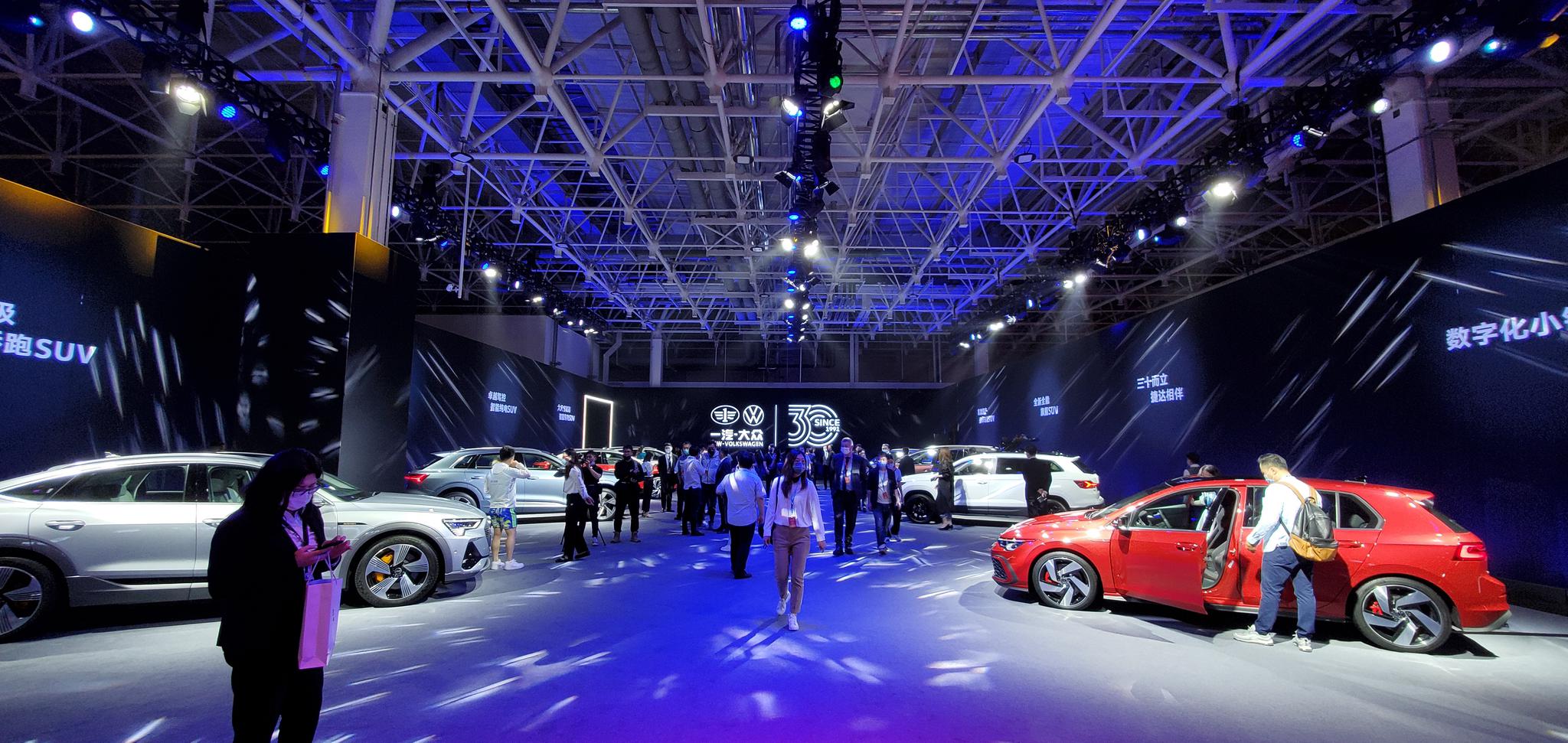 加速电气化数字化，MEB平台首款车型ID.4 CROZZ佛山工厂下线；一汽奥迪PPE平台首款车型将于2024年在长春投产