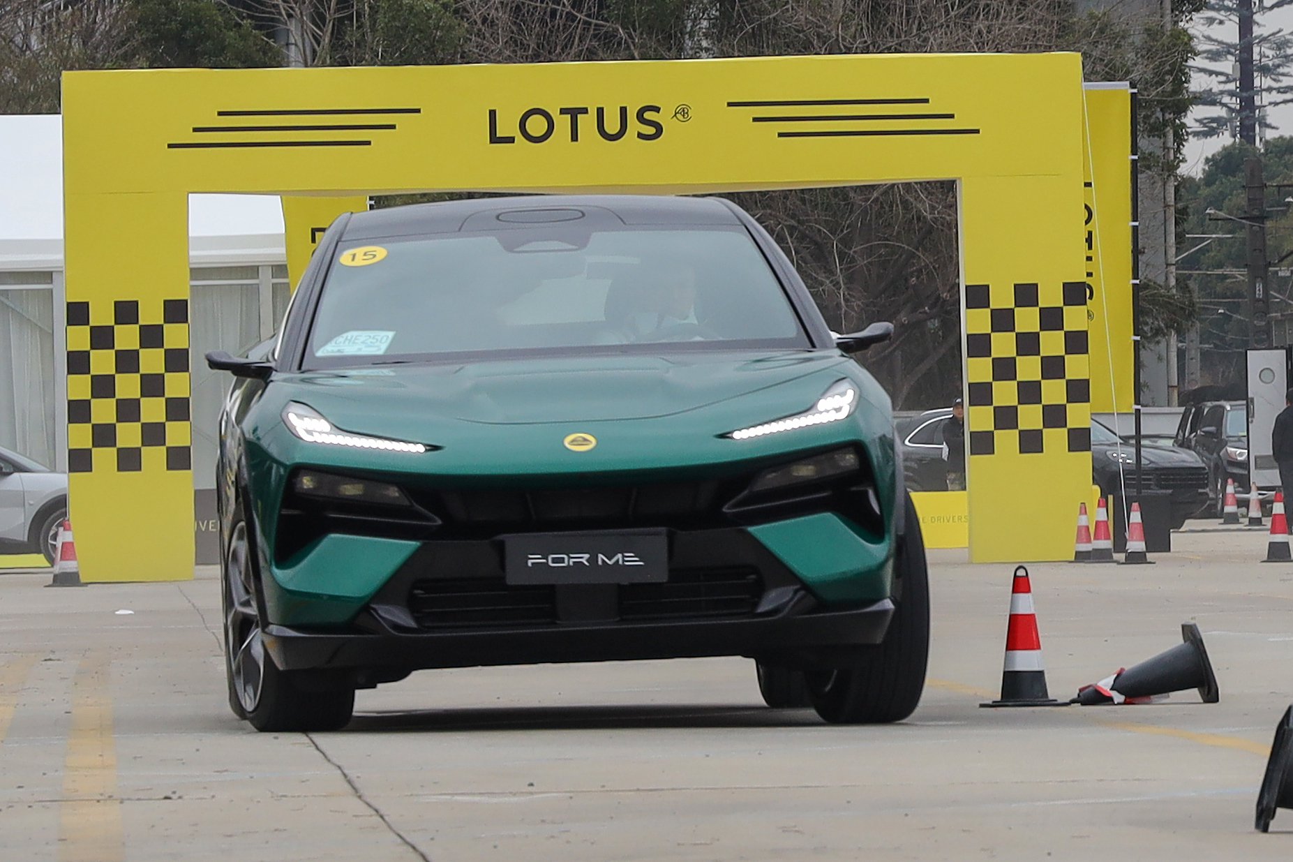 绕桩测试，侧倾很小