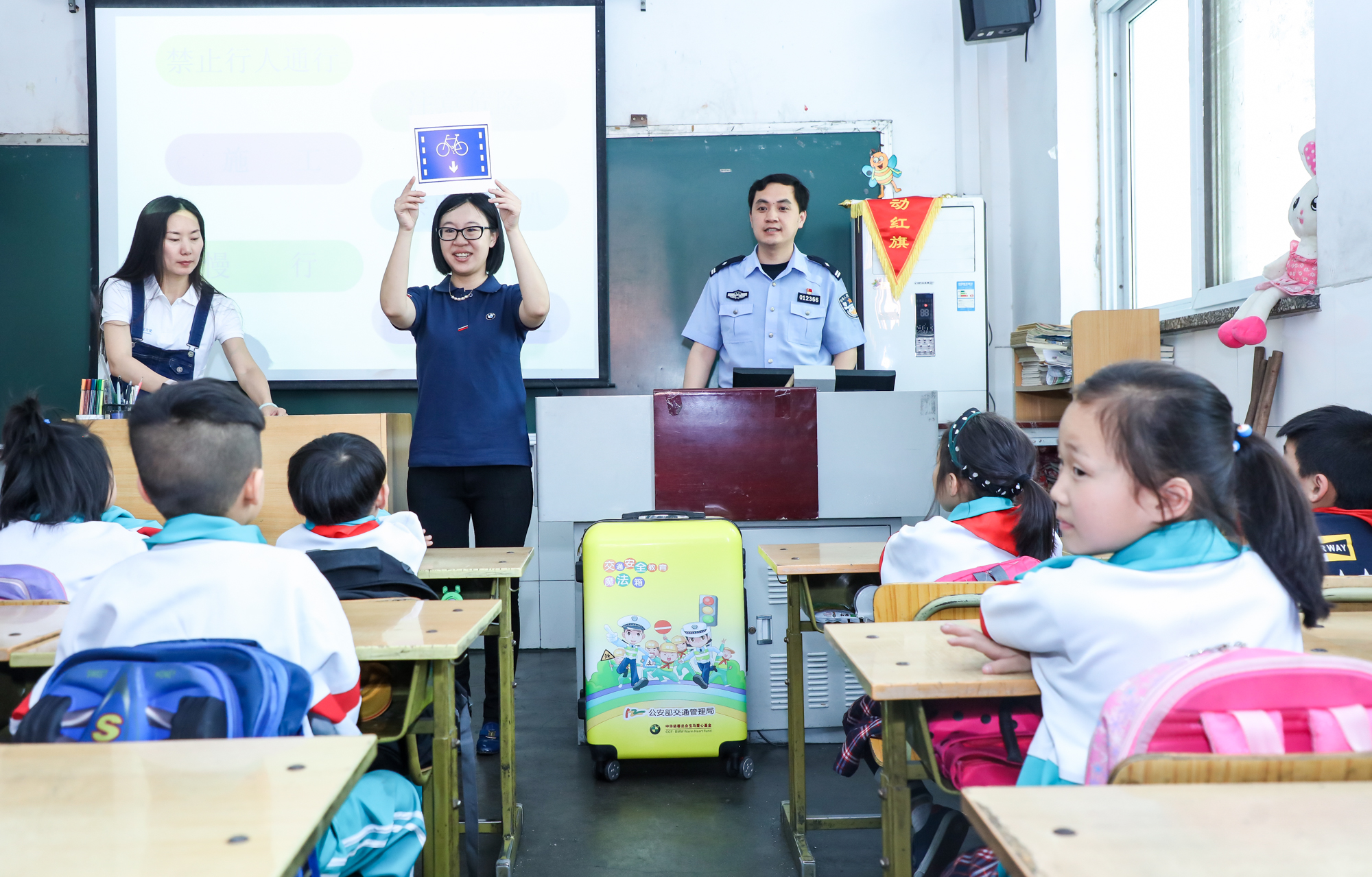 北京交警和BMW儿童交通安全大使共同给孩子们授课