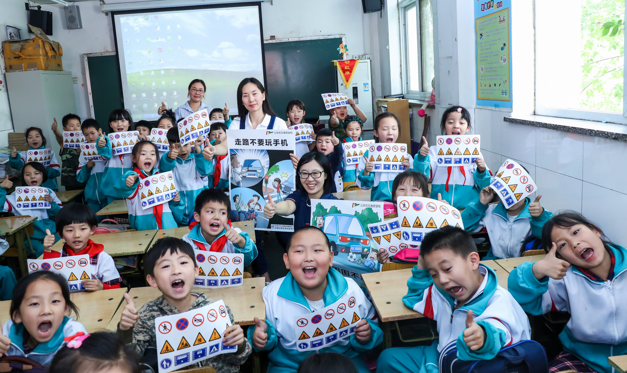 BMW儿童交通安全大使和孩子们欢乐互动