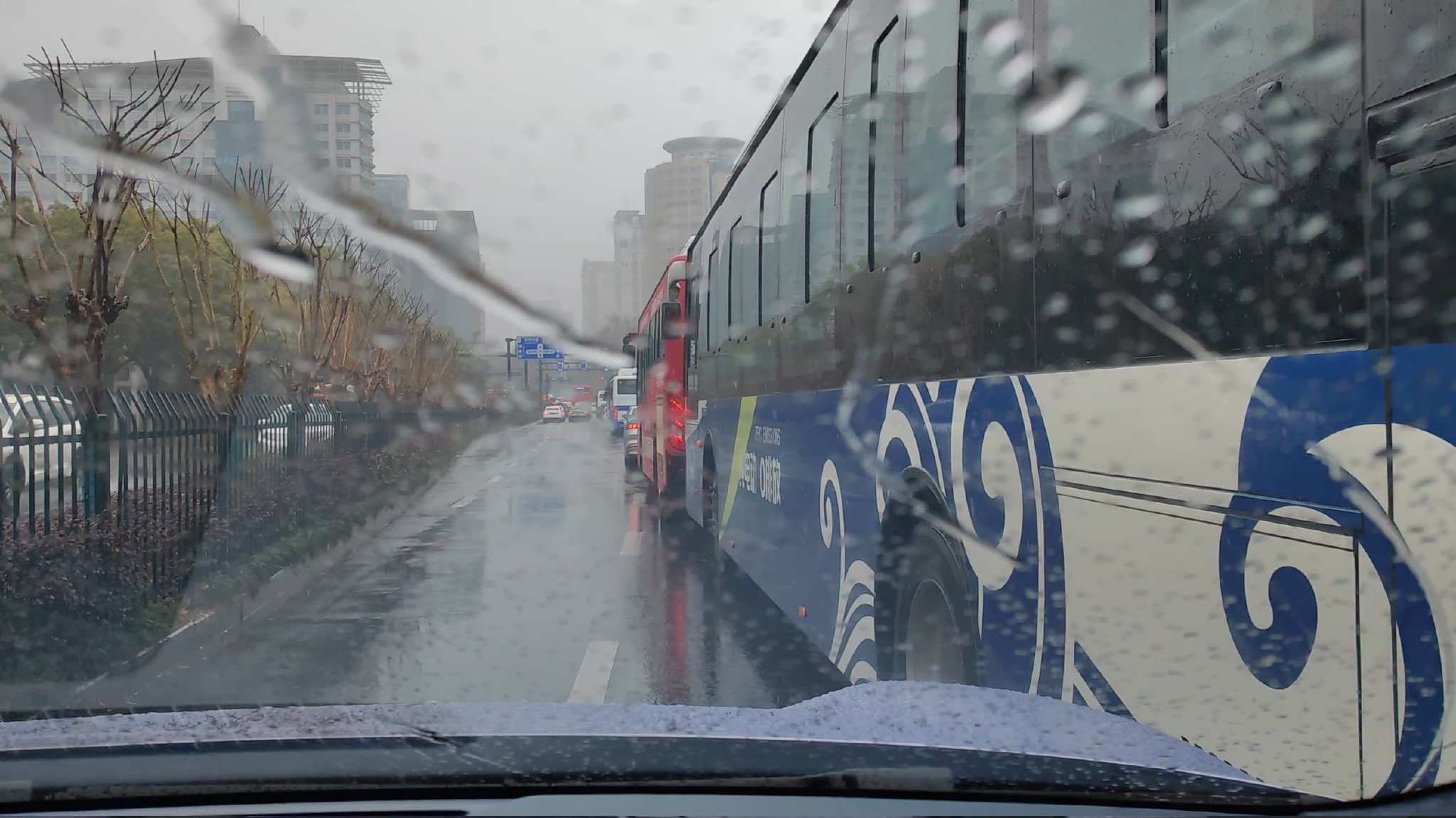 老司机都不敢的极限错车 它过去了