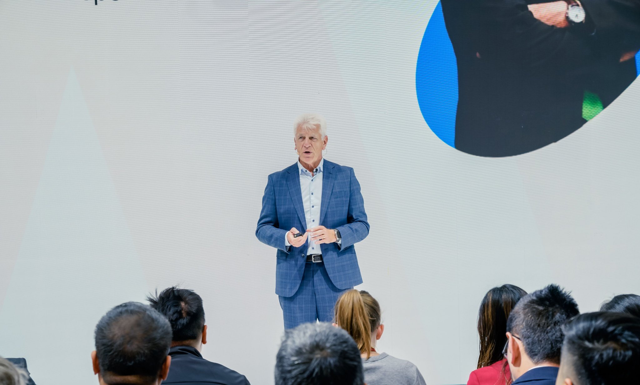 2025慕尼黑车展：Momenta飞轮大模型落地欧洲