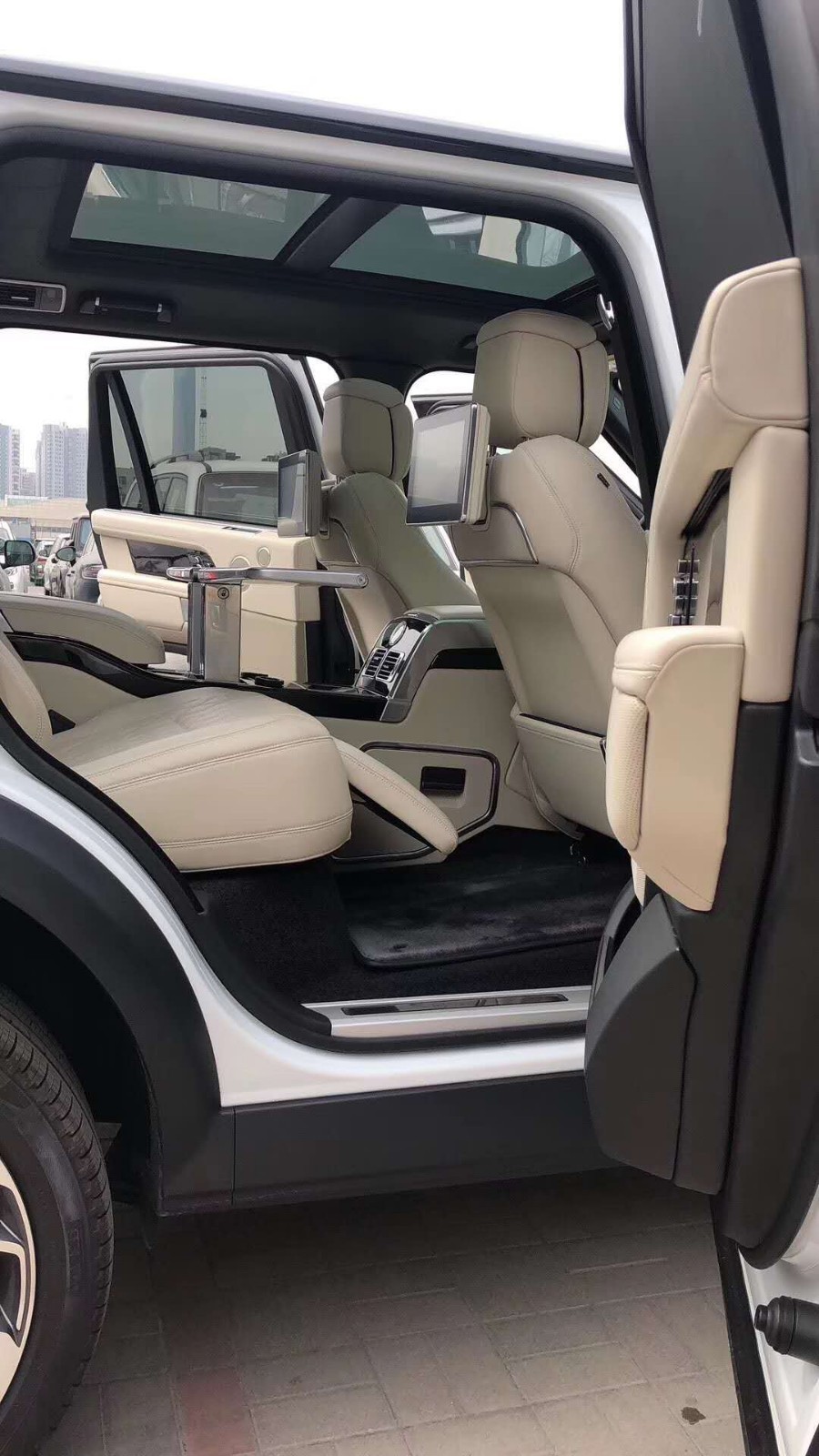 路虎揽胜创世巅峰加长版越野格外时尚