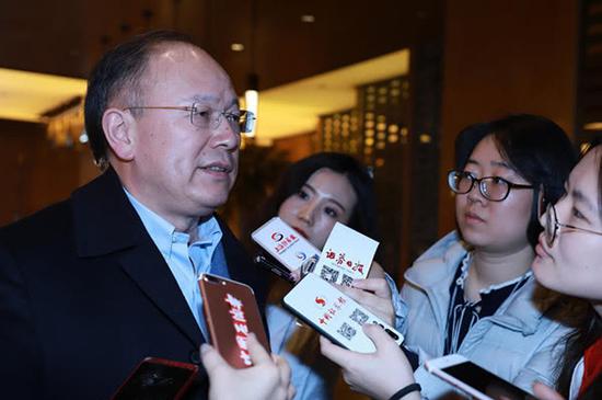 两会|奚国华：要积极发展国民电动车