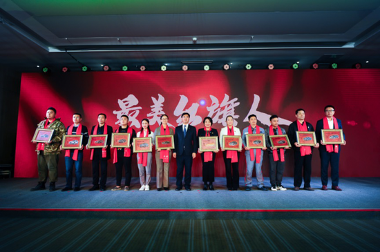中国第一汽车集团有限公司党委常委、副总经理孙志洋为“最美红旗人”颁奖