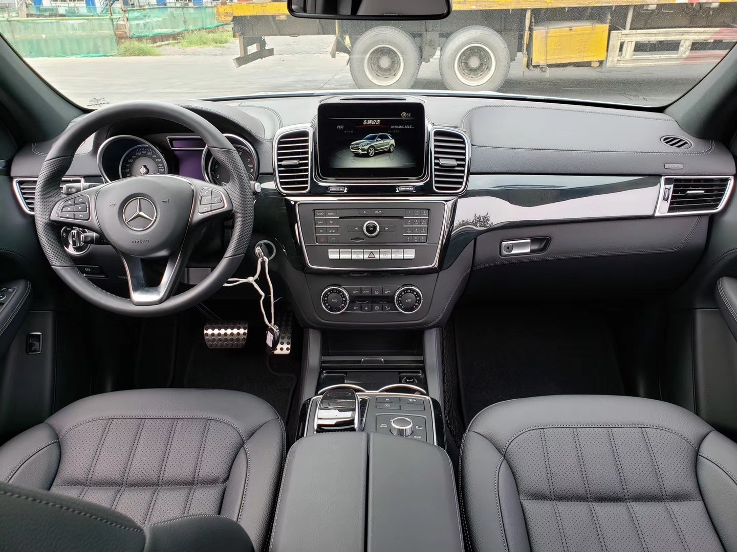 2019款奔驰gle400舒适高档内饰现车价格