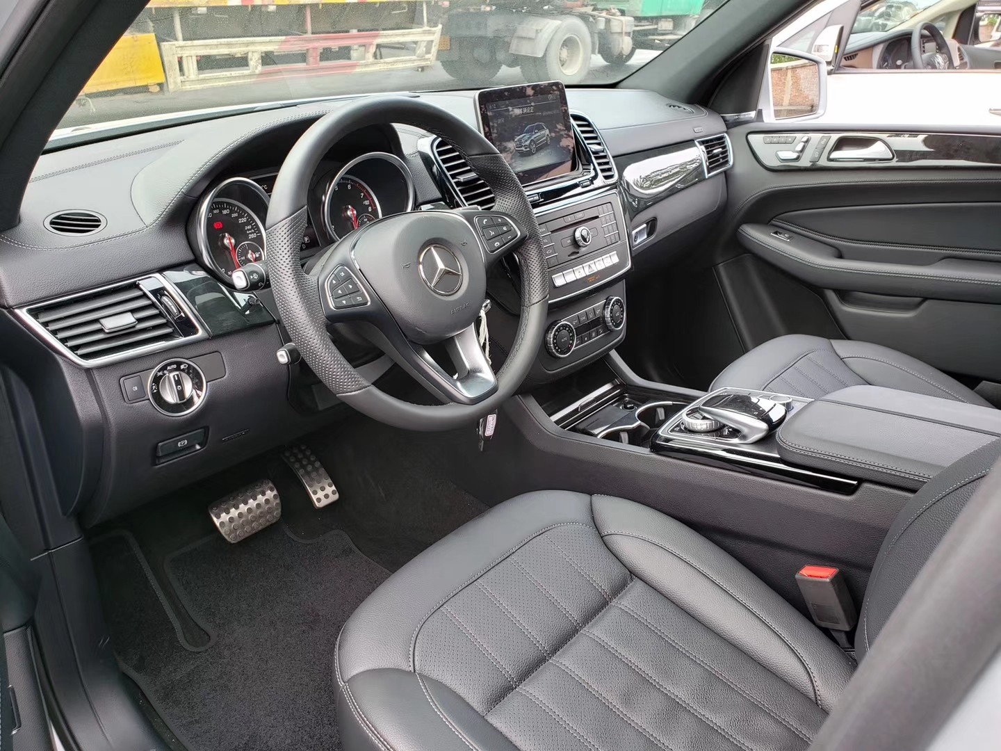 2019款奔驰gle400舒适高档内饰现车价格