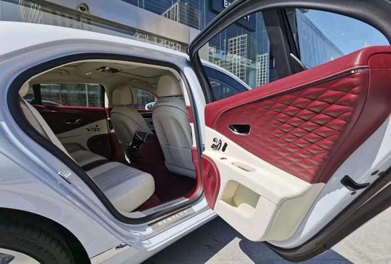 新宾利飞驰V8 W12凌厉线条诠释奢华本色