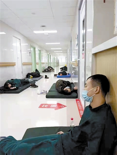 检测人员在临时休息区休息.