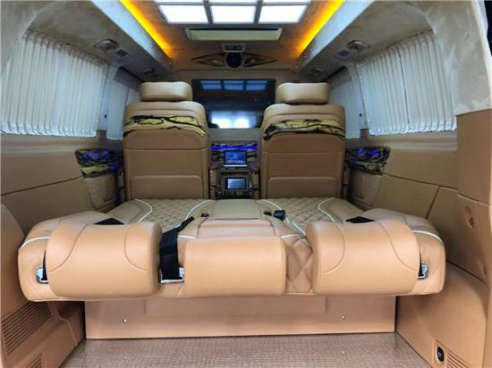 2020款奔驰V260L迈巴赫VS680 高顶7