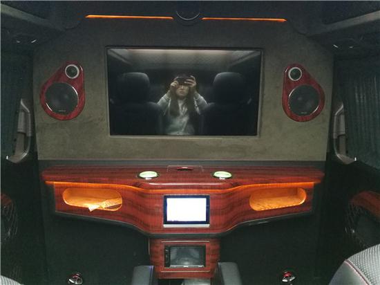 奔驰V260L高顶隔屏七座 私密的移动商务