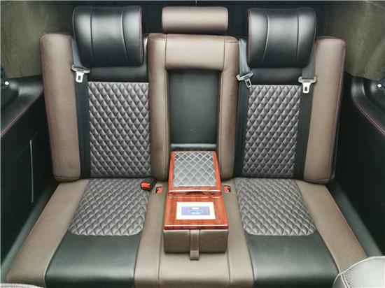 奔驰V260L高顶隔屏七座 私密的移动商务