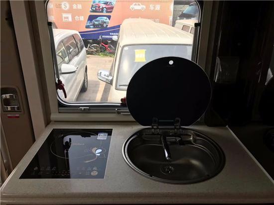 奔驰斯宾特双拓展房车畅享车内移动生活