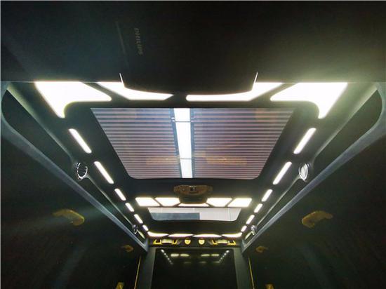 奔驰V260改装隐藏七座后排电动调节床