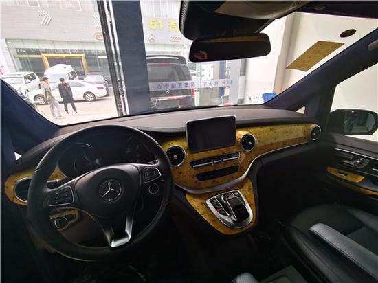 奔驰V260改装隐藏七座后排电动调节床