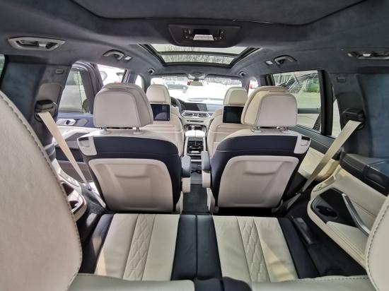 宝马x7将会提供6座和7座两个版本,座椅布局分别为2 2 2,2 3 2,其中6座