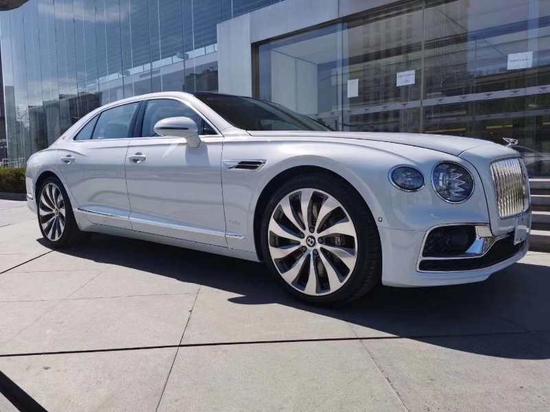 新宾利飞驰V8 W12凌厉线条诠释奢华本色