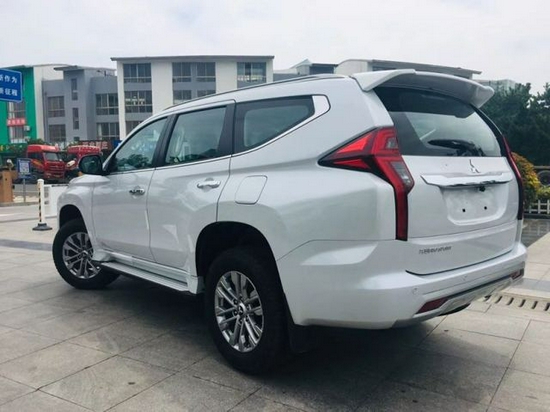 2019款三菱帕杰罗劲畅现车包牌包税