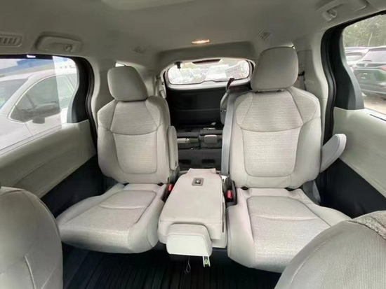 丰田塞纳内部空间非常大,充分发挥了mpv的优势.