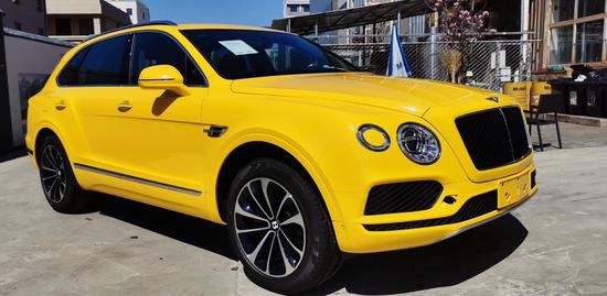 柠檬黄色 宾利添越 展位现车任君挑选