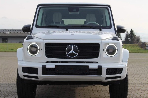 相对与有陆地巡洋舰之称的兰德酷路泽,轴距更段,奔驰g级一直采用复古