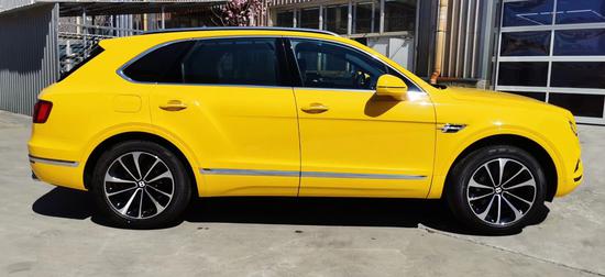 柠檬黄色 宾利添越 展位现车任君挑选