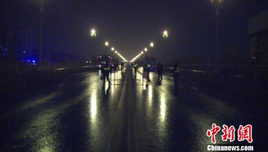 47岁南京大桥耗时5小时“体检”20辆重型车荷载实验