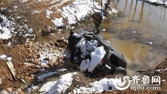 在田地里散落有车身碎片，而越野车则是侧翻在桥底，车身的左前方在巨大撞击下，已经损毁。（齐鲁频道记者供图）