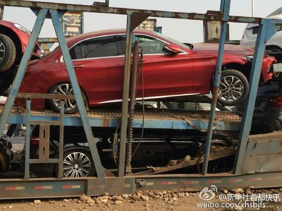 北京：多车相撞 11辆奔驰被毁