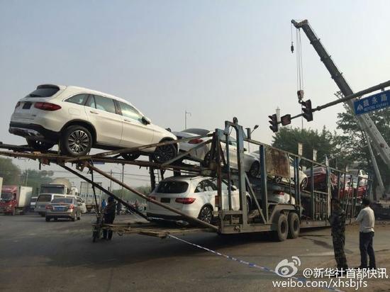北京：多车相撞 11辆奔驰被毁