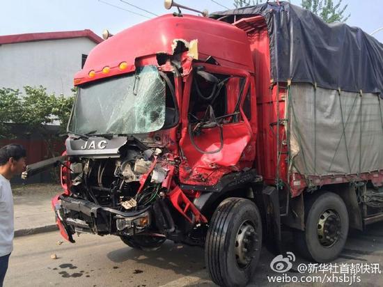 北京：多车相撞 11辆奔驰被毁