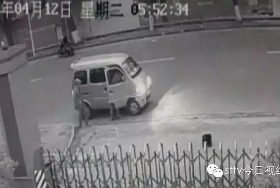 大奔车主路边睡着 48万的表不翼而飞