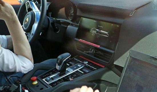 众泰设计师哭了，全新一代卡宴谍照曝光，内饰完全变样