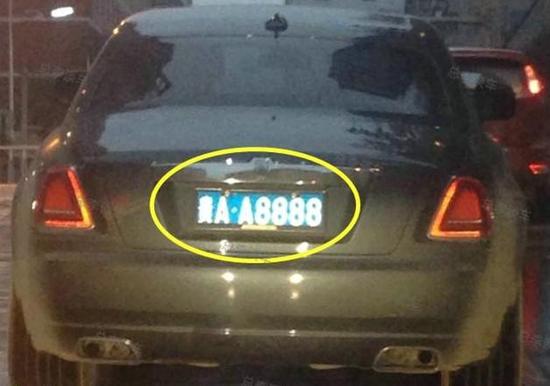 本想超车，一看是老干妈的座驾，豪车车主也没脾气了