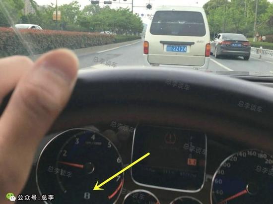开劳斯莱斯出门，没看黄历，出门遇到这车，不敢超车，宾利也一样