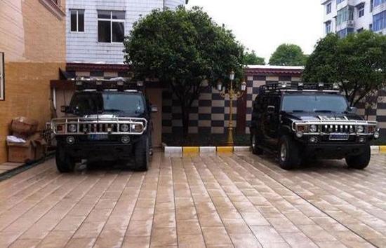 国家级贫困县的第一土豪，车库豪车多到超出想象！