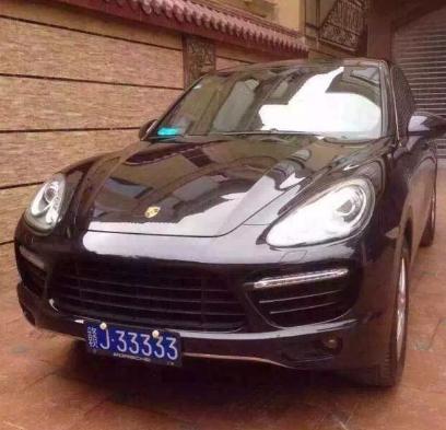 国家级贫困县的第一土豪，车库豪车多到超出想象！