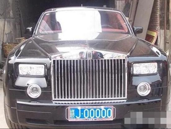 国家级贫困县的第一土豪，车库豪车多到超出想象！