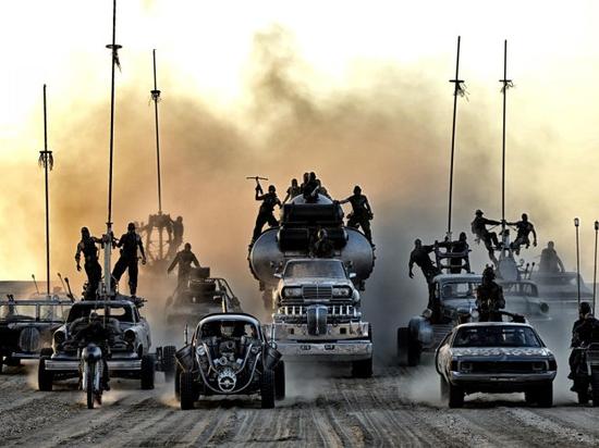 “电影《疯狂的麦克斯：狂暴之路》中镜头”