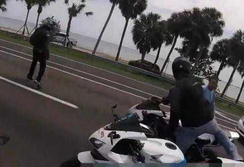 原本嚣张跋扈的机车党，在看到手枪之后秒变乖宝宝，灰溜溜地跑了……