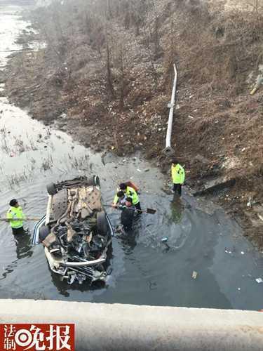 “当时就听轰隆一声巨响，我们赶紧出来查看。”在燕郊西小屯村附近一家公司上班的张女士说。 (来自:法制晚报)