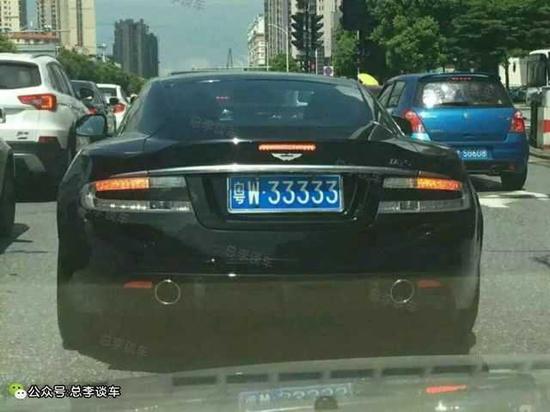 这个车牌当初是28万人民币，挂在一辆阿斯顿马丁车上，比粤W33333更小的粤W22222挂在一辆悍马车上！