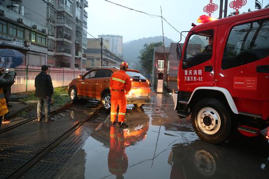 轿车跟导航走被困铁轨 而火车就要来了